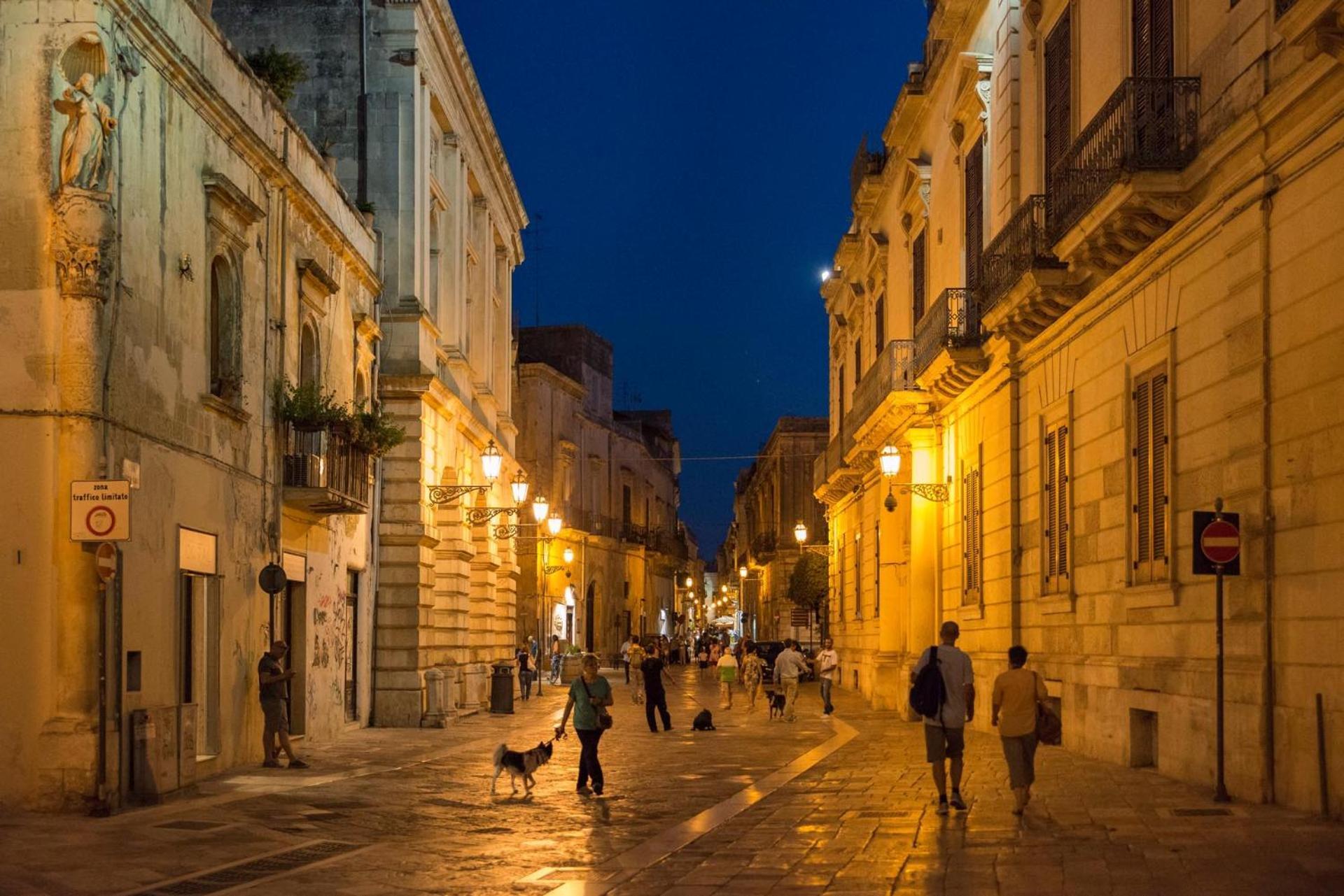 "Il Vecchio Salone" Appartamento In Pieno Centro Con Garage Privato Лечче Экстерьер фото